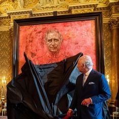¡Carlos III al rojo vivo! Memes invaden las redes tras su peculiar retrato oficial