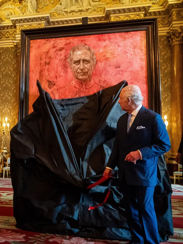 ¡Carlos III al rojo vivo! Memes invaden las redes tras su peculiar retrato oficial