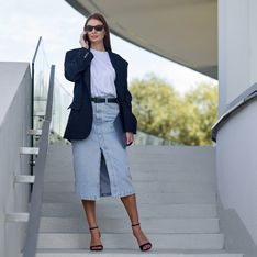 ¡Alerta tendencia! Las francesas nos enseñan a llevar la falda vaquera midi de Zara