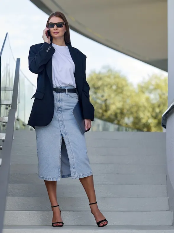 ¡Alerta tendencia! Las francesas nos enseñan a llevar la falda vaquera midi de Zara