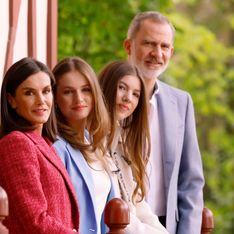 20 Aniversario de Felipe y Letizia: Un retrato familiar íntimo y relajado en los Jardines del Palacio Real