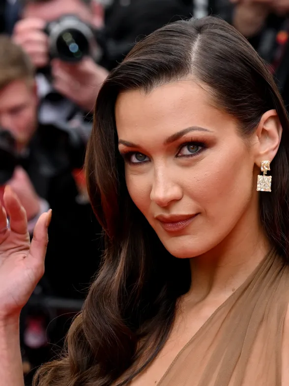 Bella Hadid incendia Cannes con un vestido transparente que desafía las normas