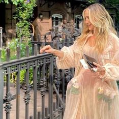 ¡Carrie Bradshaw vuelve a sus raíces atrevidas con un look transparente en el set de And Just Like That!