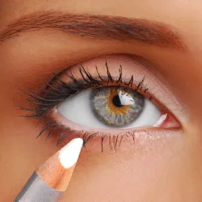 Transforma tu mirada: el truco con lápiz blanco que ilumina y agranda tus ojos al instante