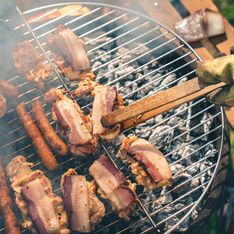 Avec cette technique insolite, vos viandes et poissons ne colleront plus jamais sur la grille du barbecue
