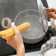 L'eau de votre casserole déborde quand vous faites cuire des pâtes ? Voici la technique ultime pour éviter cela