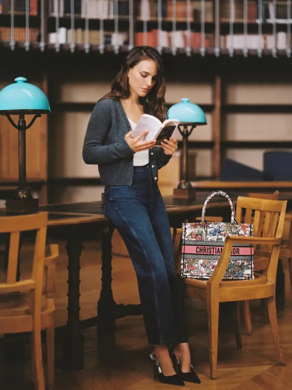 Natalie Portman nos abre su biblioteca: Descubre sus libros favoritos
