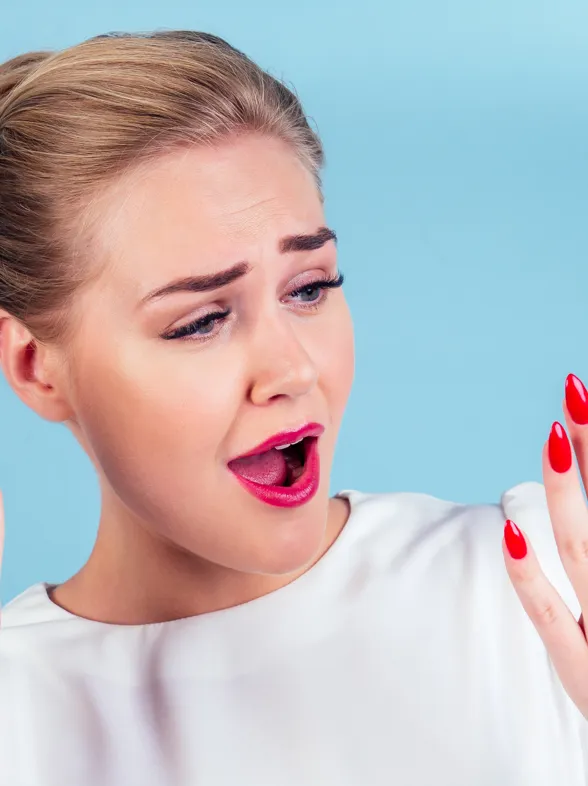8 cosas imposibles de hacer si tienes las uñas muy largas