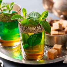 La recette traditionnelle du thé à la menthe : attention à le verser le plus haut possible !