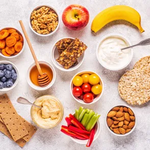 Aprende a picar entre horas de forma saludable con estos tentempiés que puedes preparar el día anterior