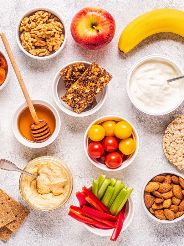 Aprende a picar entre horas de forma saludable con estos tentempiés que puedes preparar el día anterior