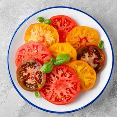 Cet ustensile que l'on a tous chez nous va vous aider à trancher parfaitement vos tomates !