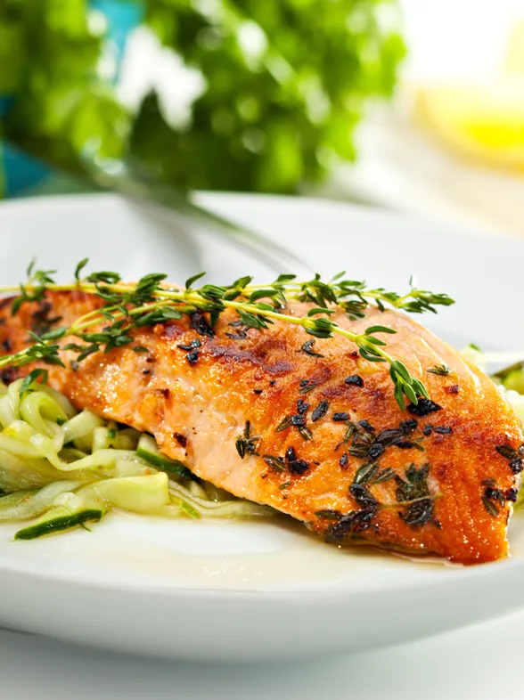Esta receta de tallarines de calabacín y salmón es ideal para una alimentación saludable entre semana