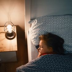 Cómo ayudar a los niños a dormir mejor cuando se acaba la rutina, según los expertos