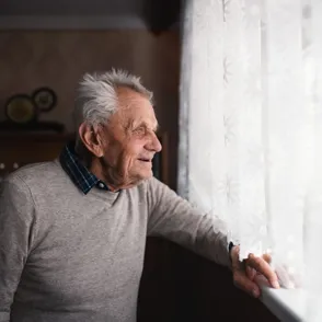 Con más de 100 años, Vincent Dransfield revela la bebida que toma diariamente desde hace décadas para estar en forma