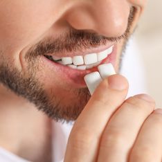 Mâcher un chewing-gum est-ce bon pour les dents ? Un médecin répond !
