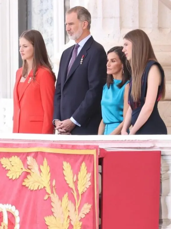 Letizia deslumbra en el 10º aniversario de proclamación de Felipe VI: reutiliza vestido y elige unas sandalias bajas