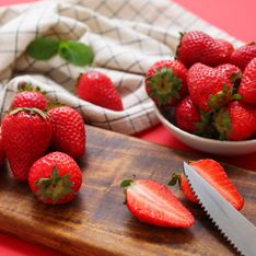 Cette façon originale de manger des fraises pour le dessert va devenir votre préférée !