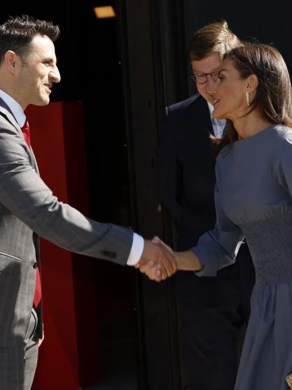 Letizia triunfa con un vestido 'cintura de avispa' rebajado en El Corte Inglés y sandalias planas en su visita a Netflix