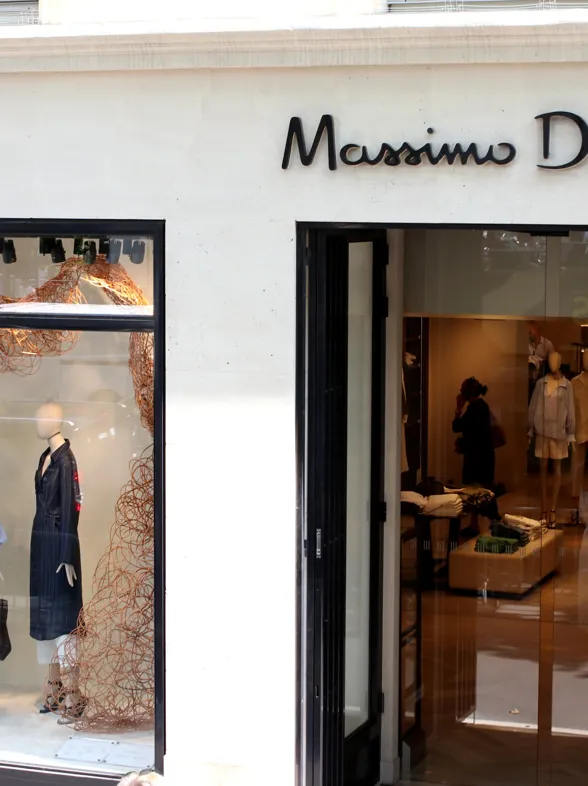 Massimo Dutti adelanta sus rebajas con estas 5 prendas elegantes que pedirás con envío urgente (desde 15,95 euros)