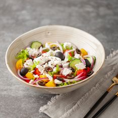 Salade grecque : l’ingrédient insoupçonné qu’ajoute Cyril Lignac pour la rendre exceptionnelle