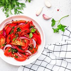 Salade de tomates : l'ingrédient qu'utilise Cyril Lignac pour remplacer l'huile d'olive