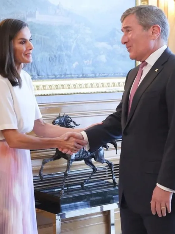 Letizia sorprende con un look relajado y muy veraniego que potencia su bronceado y es perfecto para recibir invitados