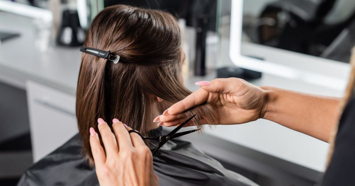 Cette coupe de cheveux rajeunissante est idéale pour l'été (elle est