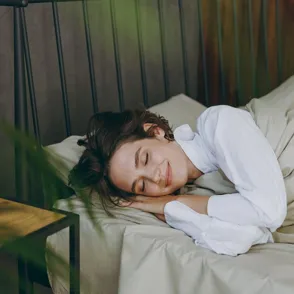Este es el lado sobre el que deberías dormir para cuidar tu corazón, según un cardiólogo