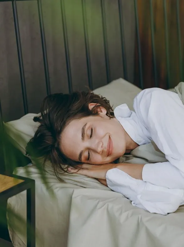 Este es el lado sobre el que deberías dormir para cuidar tu corazón, según un cardiólogo