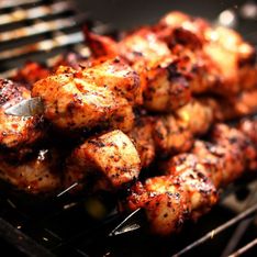 Brochettes de poulet aux épices qui sentent bon l'été,  Cyril Lignac partage sa délicieuse recette à cuire au barbecue