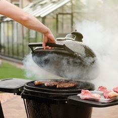 La technique géniale pour nettoyer la grille de votre barbecue sans frotter pendant des heures