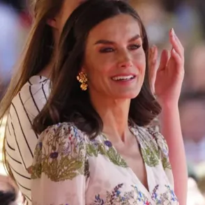 Letizia rescata un vestido floral de 2020 en uno de los días más importantes de Leonor: midi y con 'cintura de avispa'