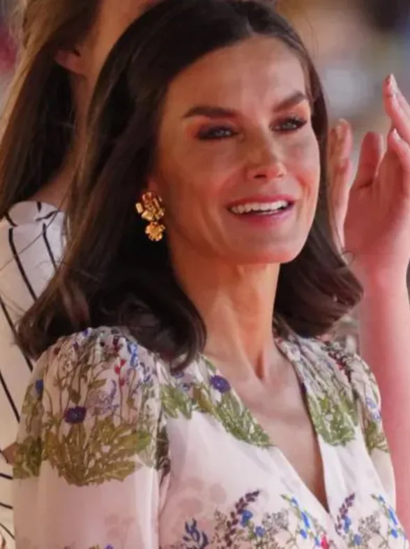 Letizia rescata un vestido floral de 2020 en uno de los días más importantes de Leonor: midi y con 'cintura de avispa'