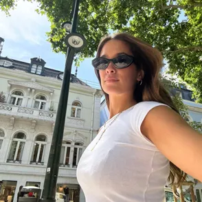 5 trucos para elegir la camiseta blanca básica perfecta y combinarla bien este verano