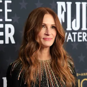 Julia Roberts se pasa al rubio: así es el color del verano que amarán las mujeres estilosas de más de 50 años