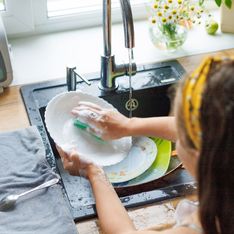Vaisselle dans l'évier : cette mauvaise habitude favorise grandement le développement des bactéries