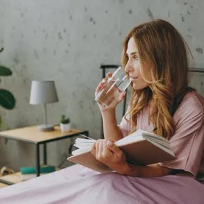 El verdadero motivo por el que no deberías tener un vaso de agua junto a la cama