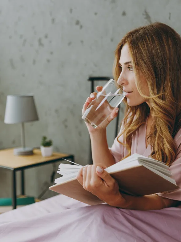 El verdadero motivo por el que no deberías tener un vaso de agua junto a la cama