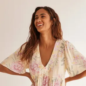 Women'secret arrasa con los 5 vestidos playeros holgaditos y rebajados al 70% que amarán las mujeres de 60 (desde 9,99€)