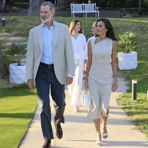 Letizia deslumbra con un elegante vestido de Mango en Girona: ajustado, midi y resalta el bronceado