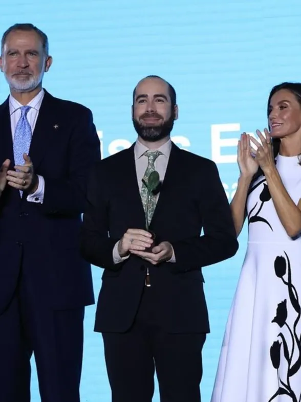 El look elegante de Letizia en Girona que será la inspiración perfecta para invitadas en 2024 (y de una firma española)