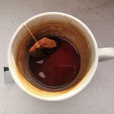 Si votre tasse de thé ou café est tachée, cette astuce est pour vous !