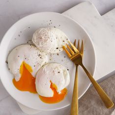 Écaler un œuf mollet : l’astuce de Cyril Lignac à connaitre pour se simplifier la vie