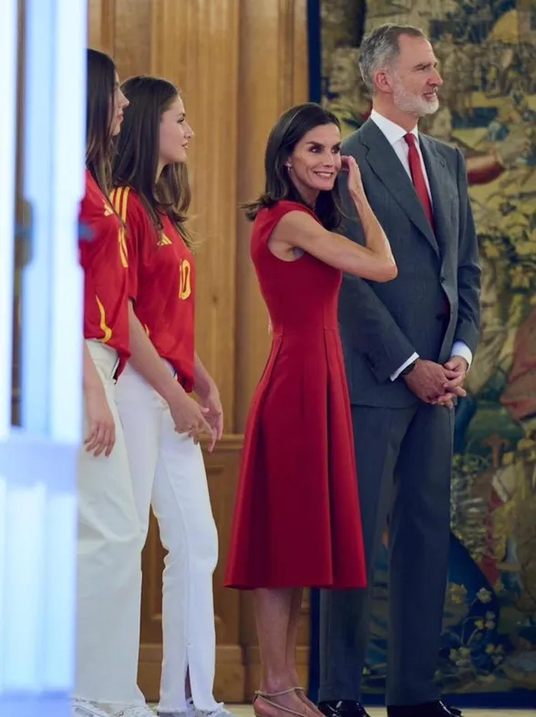 Letizia rescata su vestido rojo con cremallera de la firma Carolina Herrera para recibir a la selección española