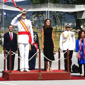 Letizia demuestra que 'menos es más' con un vestido sencillo pero muy elegante en la Escuela Naval de Marín