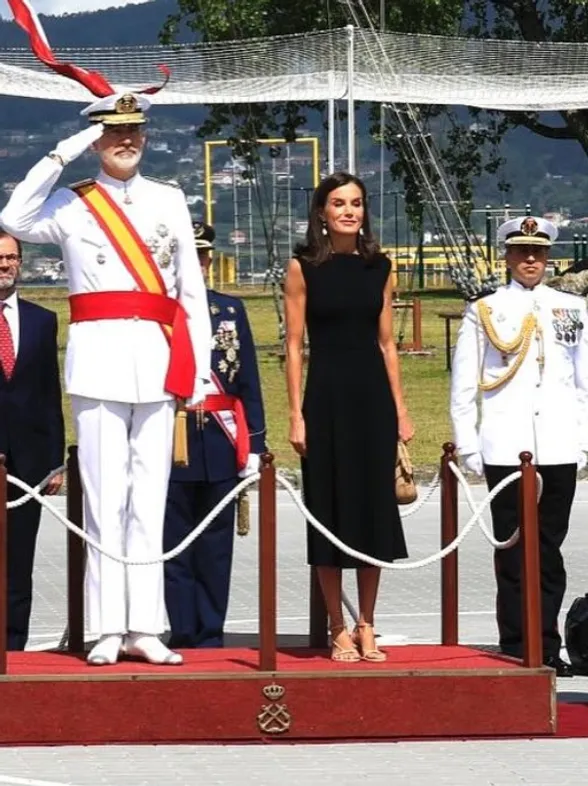 Letizia demuestra que 'menos es más' con un vestido sencillo pero muy elegante en la Escuela Naval de Marín