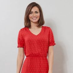 Aldi arrasa con el vestido rojo 'modo flamenca' por 5,99 € que potencia el bronceado y combina con alpargatas altas