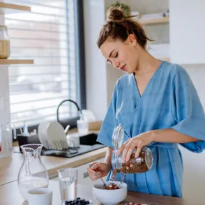 El desayuno antiinflamatorio recomendado por una nutricionista para deshinchar el abdomen (listo en 5 minutos)