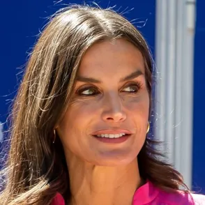 Letizia regresa a Barcelona con un elegante vestido camisero que amarán las mujeres de 50: midi, juvenil y favorecedor